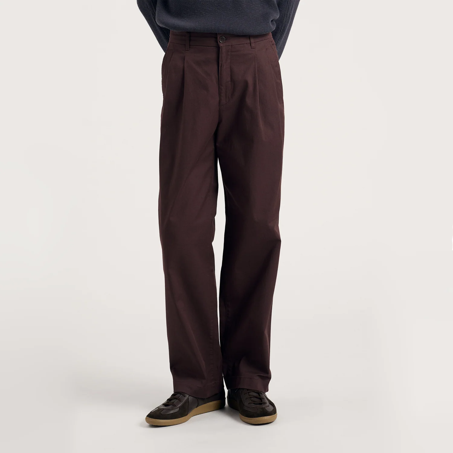 Benn Relaxed Twill Pleated Trouser - Seal Brown - Image 4